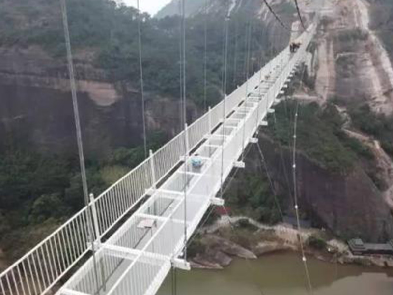玻璃吊橋受到外國人質(zhì)疑，不遠(yuǎn)萬里來砸橋，結(jié)局讓人很無奈